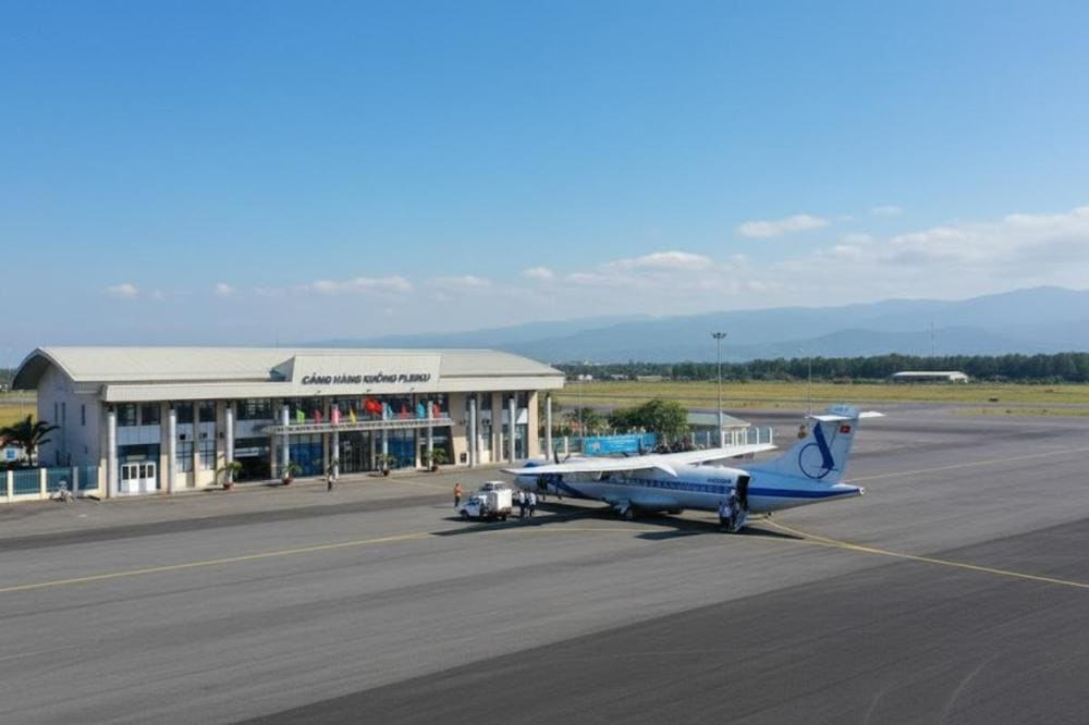 Sân bay Pleiku phục vụ chủ yếu các chuyến bay nội địa, với tần suất ổn định mỗi ngày